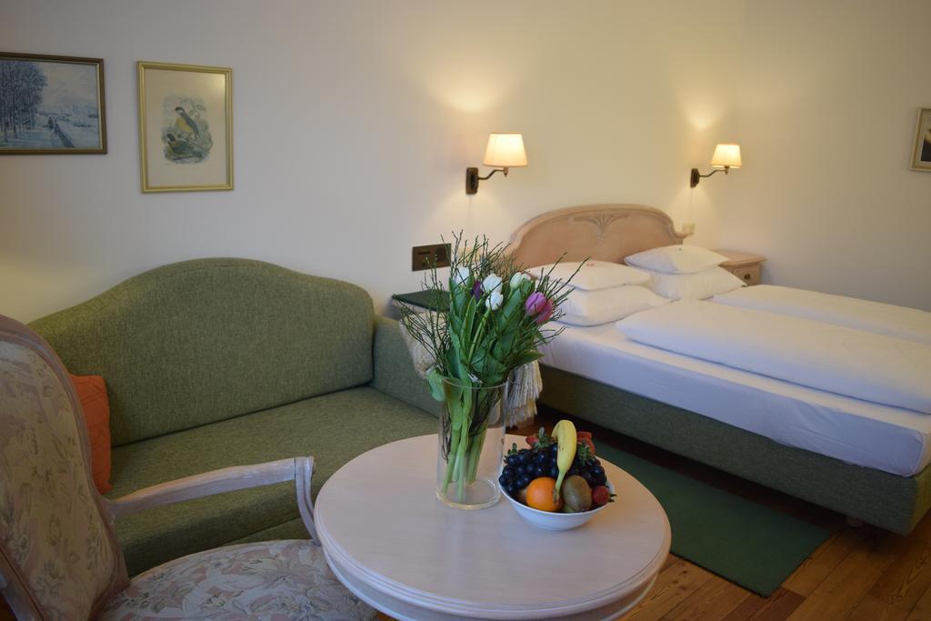 Hotel Landhaus Fuhrgassl-Huber Wenen Buitenkant foto