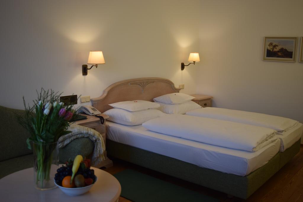 Hotel Landhaus Fuhrgassl-Huber Wenen Buitenkant foto
